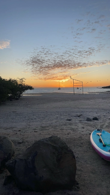 photo of a paddleboard on playa pichilingue